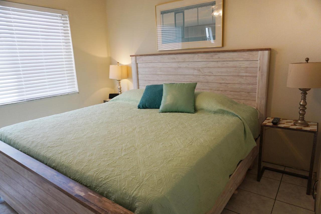 Redington Surf Resort By Travel Resort Services St. Pete Beach Extérieur photo