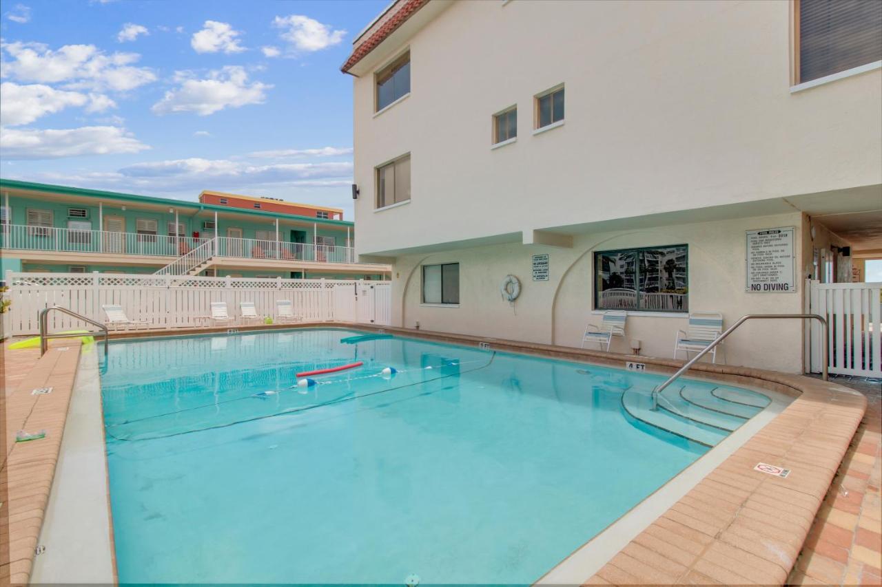 Redington Surf Resort By Travel Resort Services St. Pete Beach Extérieur photo