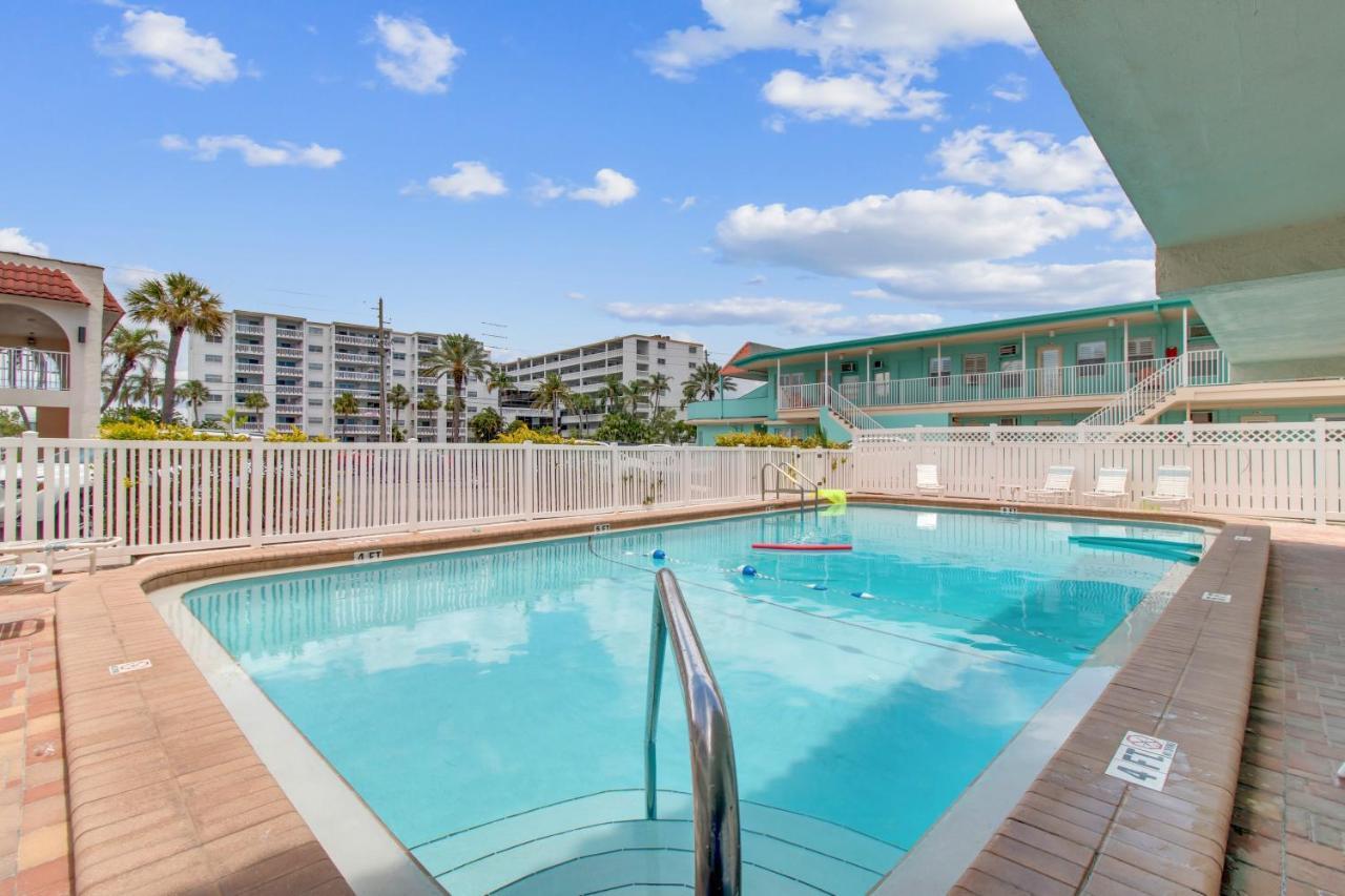 Redington Surf Resort By Travel Resort Services St. Pete Beach Extérieur photo